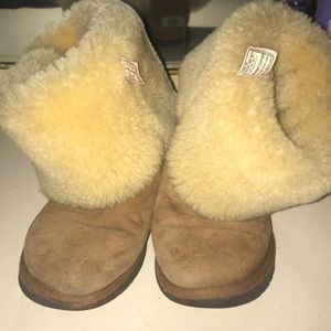 Chestnut Button Down Boots//Uggs